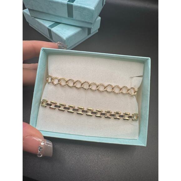 NWOT Fashion Gold Bracelet Set - Picture 2 of 3